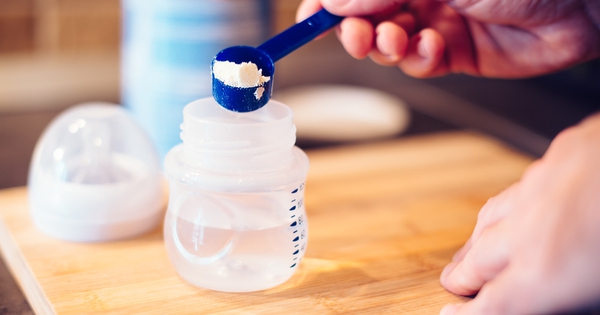 WHO khuyến cáo cha mẹ Việt NGỪNG DÙNG NGAY loại sữa dành cho trẻ sơ sinh này, vệ sinh kỹ các vật dụng, bề mặt tiếp xúc với sữa bằng nước xà phòng nóng hoặc máy rửa bát