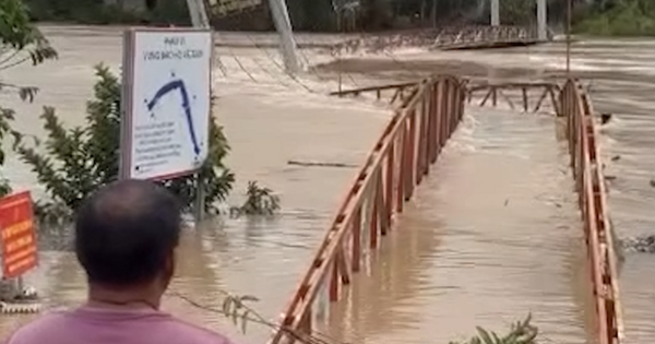 Khoảnh khắc nước lũ cuốn sập cầu treo ở Lâm Đồng