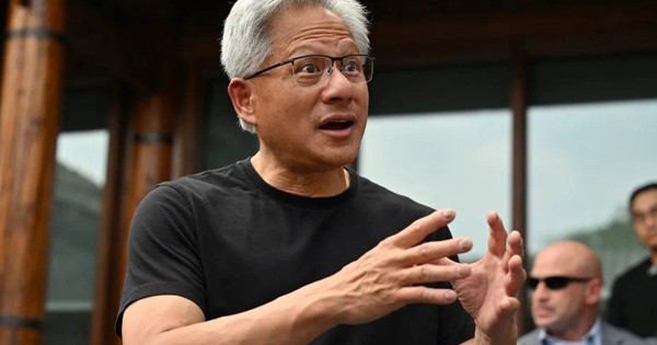 CEO Jensen Huang cho biết Nvidia đang ‘cứu cả thế giới’, nói thẳng về việc vốn hóa bốc hơi 500 tỷ USD trong vài tuần
