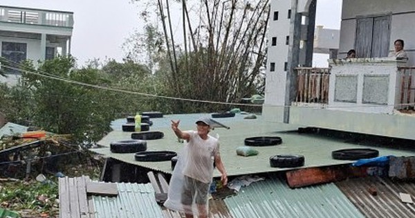 Đắk Lắk lũ vượt mái nhà, dân thoát nạn nghẹn ngào: "Ngỡ mình chết hôm qua"