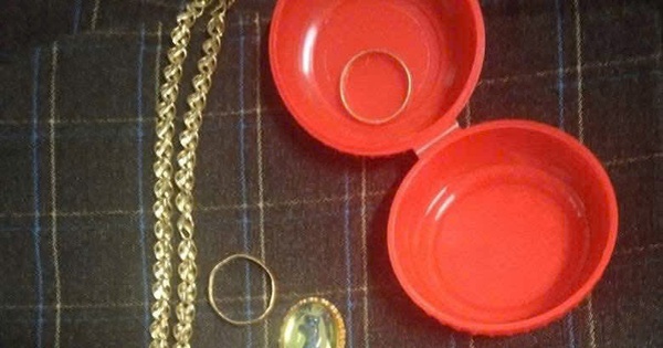 Phát hiện nhiều trang sức bằng vàng trong áo qu...