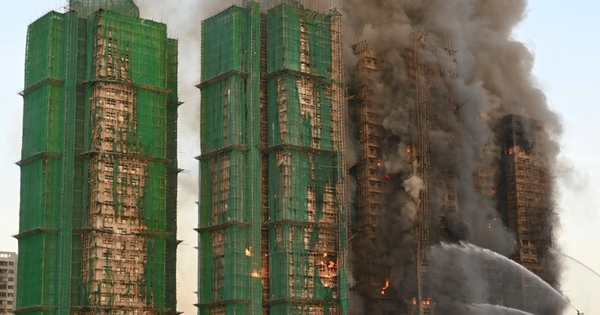 Nóng: Biển lửa "nuốt chửng" 8 toà nhà thuộc 1 c...