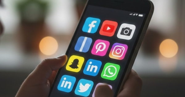 Cần cấm trẻ dưới 16 tuổi ở Việt Nam dùng mạng xã hội?