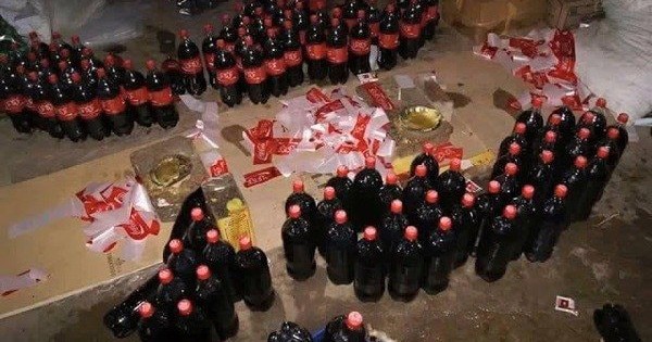 Đột kích một nhà máy ở Pakistan, công an triệt phá đường dây sản xuất nước ngọt giả, tich thu hơn 2.000 lít hóa chất cùng lượng lớn chai lọ, máy chiết rót