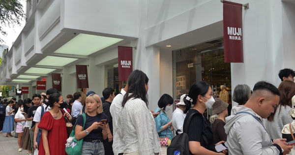 Nhân viên công sở tranh thủ giờ nghỉ trưa đi "săn sale" Black Friday tại TP HCM