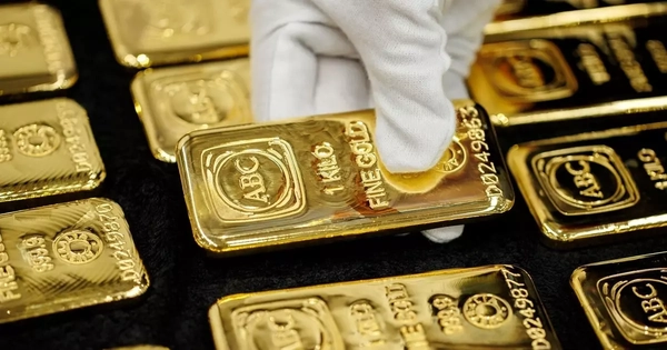 Giá vàng thế giới rơi khỏi đỉnh