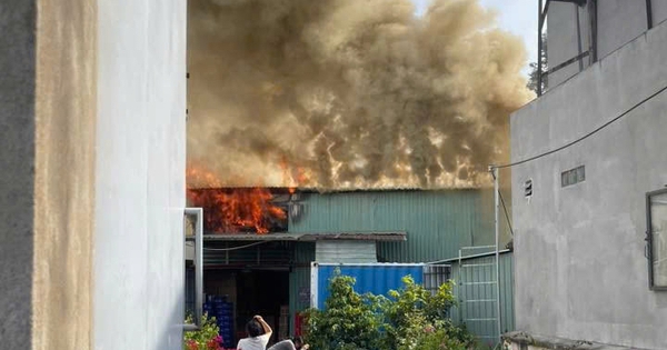 Hiện trường cháy lớn kho hàng ở xa lộ Hà Nội - TPHCM
