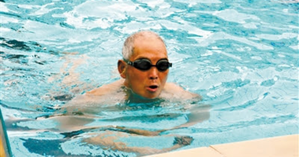 Người đàn ông 55 tuổi gan nhiễm mỡ đi bơi 30 phút mỗi ngày, sau 6 tháng kết quả khiến bác sĩ bất ngờ