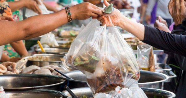 Mẹ 40 tuổi phải cắt bỏ tử cung vì ung thư, con gái lớp 3 đã có kinh nguyệt: Bác sĩ chỉ ra “thủ phạm” trong đồ ăn hằng ngày