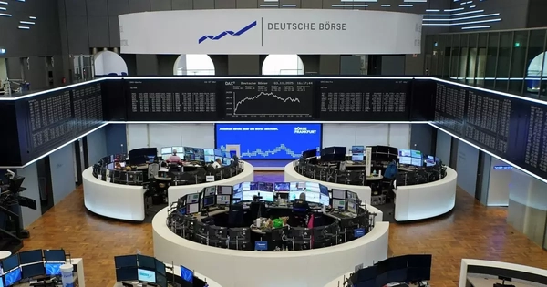 Chứng khoán đồng loạt giảm, giá USD leo lên đỉnh cao 4 tháng