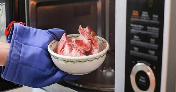 Rã đông thịt đừng dùng lò vi sóng mà thử 1 mẹo cực nhanh, chưa đến 5 phút thịt tươi ngon còn không bị ám mùi tanh