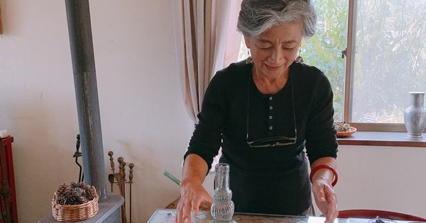 Lương hưu 30 triệu đồng, người phụ nữ 65 tuổi “hưởng thụ” suốt 10 năm, gặp lại bạn cũ mới hối hận: “Tôi sai rồi”