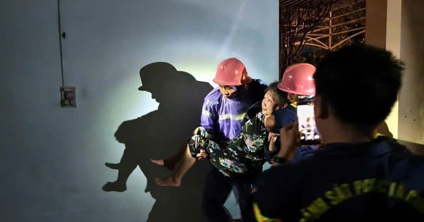 Bão số 13 Kalmaegi: Nhiều người dân điện báo nhà sập, tốc mái, nước dâng