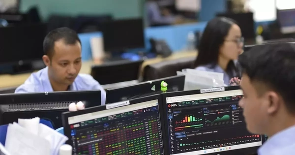 Thanh khoản chứng khoán tiếp tục "dò đáy"