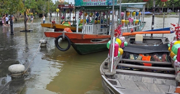 Phố cổ Hội An mở cửa trở lại sau trận lụt lịch sử