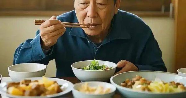 Người cao tuổi ăn tối quá sớm có hại không: Người sau 65 tuổi, tốt nhất nên ăn tối vào thời điểm này