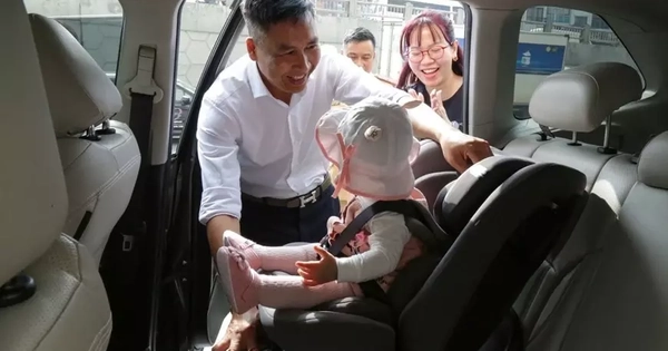 Người lái ô tô không được cho trẻ em dưới 10 tuổi ngồi cùng hàng ghế