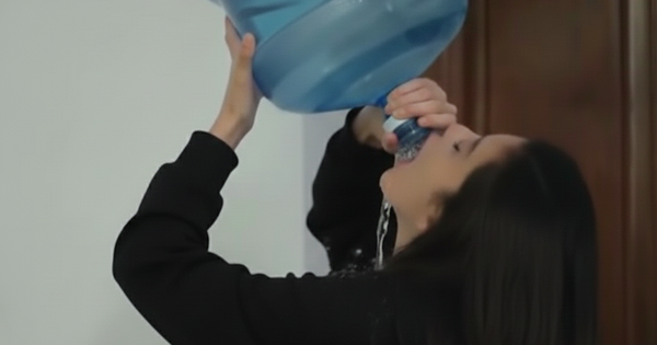 Đến giờ tôi mới biết uống nước theo 7 kiểu này đang “phá thận”, trước giờ cứ tưởng uống càng nhiều càng tốt!