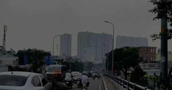 "Hiểm họa" từ bầu trời mù sương bủa vây TPHCM