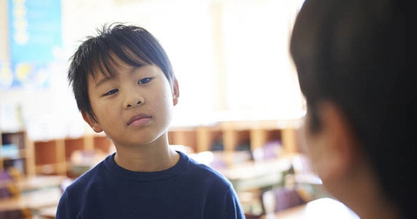 Cha mẹ làm điều này, chính là âm thầm chôn một “quả bom” trên con đường tương lai của con! CỰC NGUY HIỂM