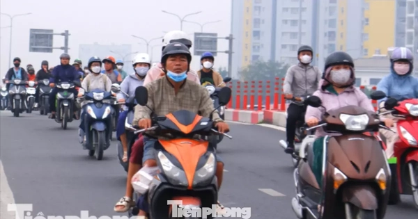 Bầu trời TPHCM tối sầm, "7h ra đường mà cảm giác như 5h chiều"