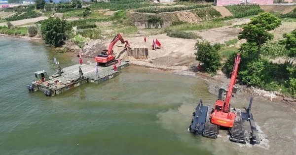 Phát minh của Trung Quốc làm rung chuyển ngành xây dựng và cứu hộ: máy xúc "biến hình" thành tàu thủy, hoạt động liên tục 12 giờ giữa vùng lũ lụt