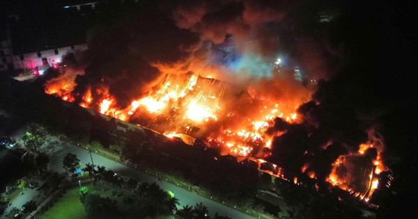 Công ty bao bì ở Bắc Ninh bốc cháy ngùn ngụt kèm nhiều tiếng nổ lớn