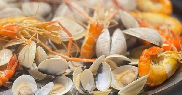 Ngày càng nhiều người bị nhồi máu não, bác sĩ nghẹ ngào: Ăn ít 4 món ngon "nút lưỡi" này đi thôi!