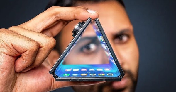 Samsung ra mắt điện thoại gập ba đầu tiên, giá khởi điểm gần 65 triệu đồng