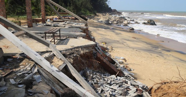 Bãi biển đẹp hoang sơ ở Huế tan nát, nguy cơ xoá sổ do thiên tai liên tiếp