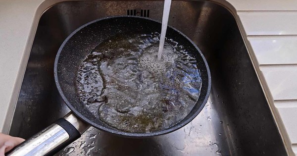 Vì sao không nên rửa chảo chống dính ngay sau khi xào rán?