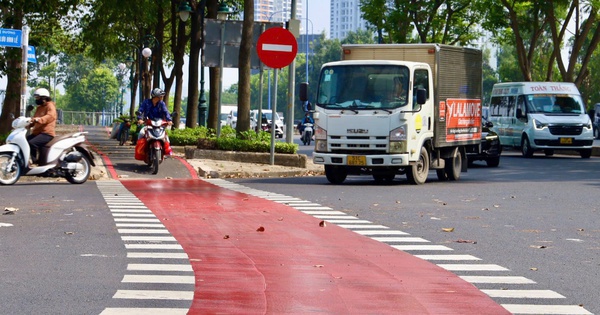 Cận cảnh làn đường "đặc biệt" trên đại lộ Mai Chí Thọ: Xe máy "lớ ngớ" đi vào sẽ bị phạt