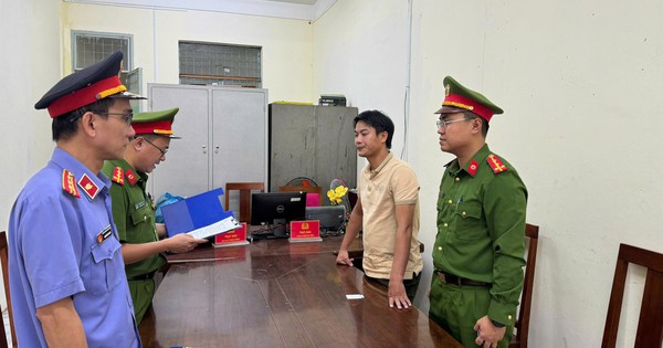 Bắt giám đốc khai thác cát sỏi trái phép trên sông Vàng