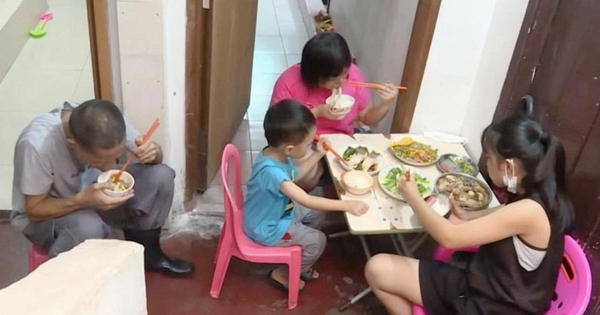 Hồng Kông đau lòng quá: Nhà 4 người chen chúc trong căn hộ 6m² không cửa sổ, nấu ăn trong toilet, ai nhìn cũng quặn tim