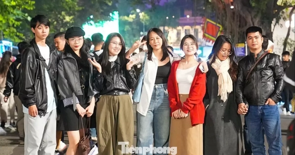 Biển người đổ về Hồ Gươm chờ đón năm mới 2026