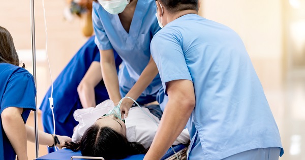 Nữ nhân viên y tế 28 tuổi tử vong đột ngột: Chuyên gia cảnh báo "người trẻ đang chủ quan"