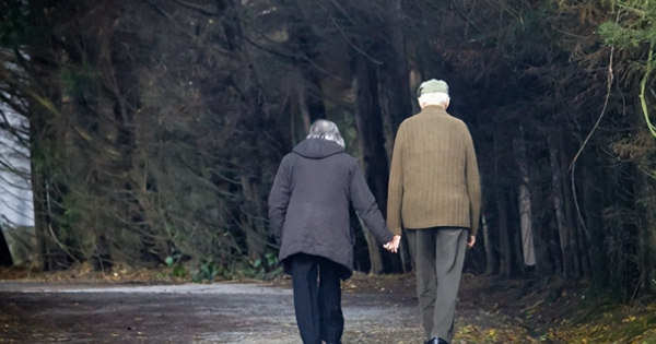 Đắng chát cuối đời ở viện dưỡng lão Thượng Hải: Nuôi con cực khổ suốt 30 năm, cuối cùng… không bằng một chú cún nhỏ để bầu bạn