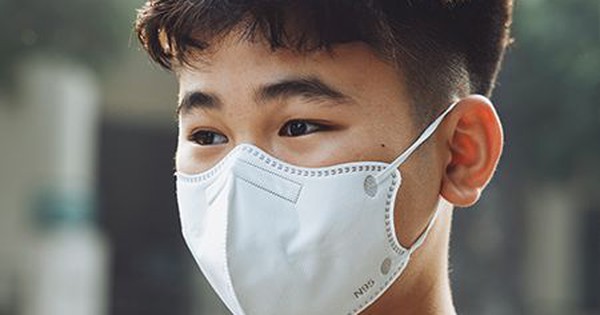 Checklist đồ cần có khi ra đường Hà Nội bây giờ: Khẩu trang thường chưa đủ!