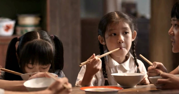 3 hành động không cần nhắc nhở trên bàn ăn chứng tỏ trẻ có EQ cực cao: Con bạn có thói quen này thì ai gặp cũng quý