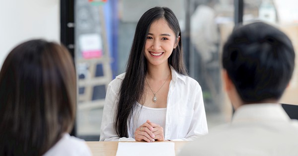 Đầu năm xin việc, nhà tuyển dụng hỏi: "Cái gì trên cơ thể cứng nhưng đảo ngược và nằm thì mềm?”, kết quả bất ngờ