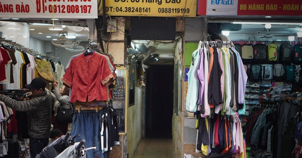 Hà Nội: Những căn nhà cũ nát nhưng có giá cả trăm tỷ là nơi ở của chục hộ gia đình, phải nấu ăn trong nhà vệ sinh