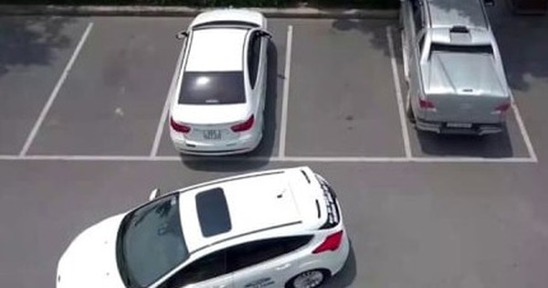 Nguyên tắc lùi ô tô an toàn tài xế cần nhớ