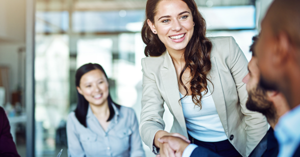 Nếu sếp nói ‘Hãy kết bạn Facebook với nhau đi, người bình thường lập tức vui vẻ chìa điện thoại, nhưng người EQ cao sẽ tranh thủ ‘ghi điểm’ bằng cách này!