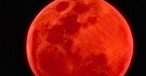 Cận cảnh trăng máu đỏ rực ở Việt Nam, dân tình càng bất ngờ hơn về địa điểm chiêm ngưỡng