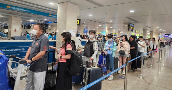 Vé máy bay dịp lễ 30-4 cao chót vót, nhiều người tính toán đổi kế hoạch