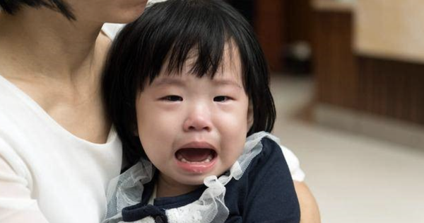 Bé gái 4 tuổi đi học về nói: "Có người đi sau con", mẹ âm thầm theo dõi, phát hiện sự thật thì bật khóc nức nở