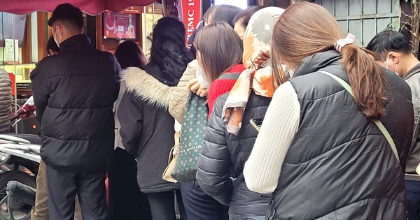 "Cò mồi" chực chờ bên ngoài tiệm vàng chờ mua lại