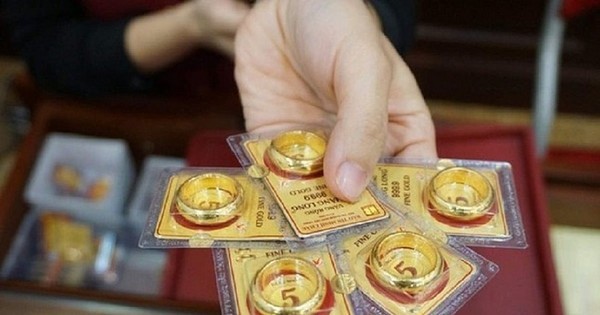 Điều lạ lùng diễn ra ngoài tiệm vàng