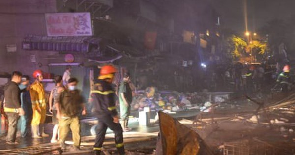 TP.HCM: Hiện trường vụ hoả hoạn thiêu rụi nhiều ki-ốt trong chợ Thanh Đa