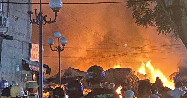 Chợ Thanh Đa rực lửa trong đêm: Hỏa hoạn thiêu rụi hàng loạt ki-ốt, tiểu thương hoảng loạn